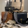 Telefoontasje Crossbody Taupe/Crème met gouden accenten - Afbeelding 4