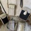 Telefoontasje Crossbody Taupe/Crème met gouden accenten - Afbeelding 3