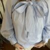 Blouse Blauw/ Wit Met Strik - Afbeelding 4