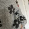 Trui Grijs met Donker Grijze Bloemen - Afbeelding 4