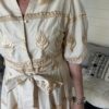 Lange Jurk Beige met Gouden Geborduurde Patronen - Afbeelding 4