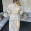 Lange Jurk Beige met Gouden Geborduurde Patronen - Afbeelding 5