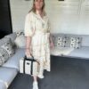Lange Jurk Beige met Gouden Geborduurde Patronen - Afbeelding 3