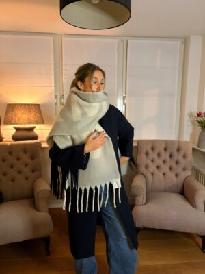 Sjaal Grijs/ Ecru met Letters