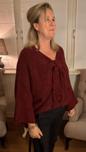 Trui Wijn Rood met Strik voor