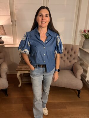 Blouse Jeans Look met Geborduurde Pofmouw